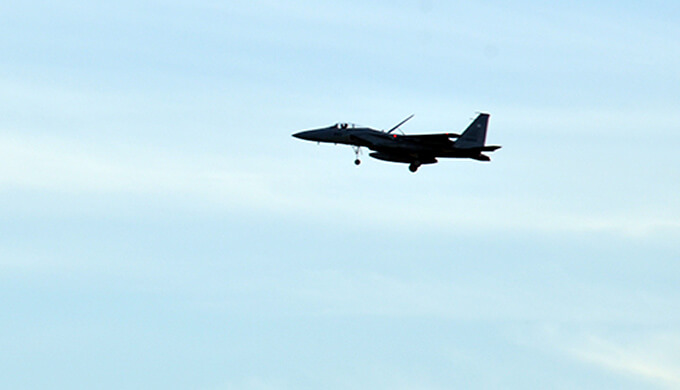 上空を飛ぶ新田原基地の戦闘機